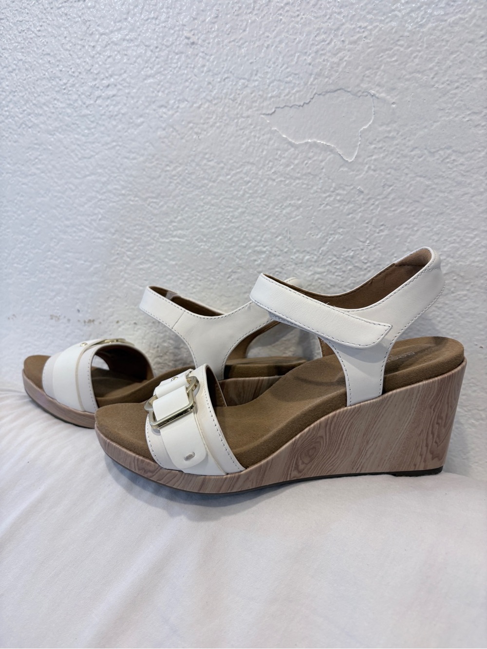 Rockport White Leather Slingback Sandals with Gold Buckle - Picture 4 of 4